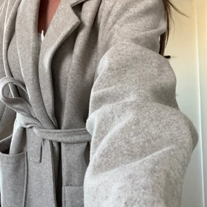 Kappa - Superfin kappa i nyskick då den endast är använd en gång. Strl XL, men passar även mindre storlekar beroende på hur man vill att den ska sitta. Köpare står för frakt