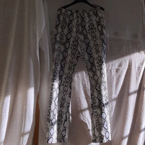 Orrebyxor shein - Aldrig använda! Bara testade. Väldigt långa i bena super töjbara, skönt mjuk material. orm färgade.