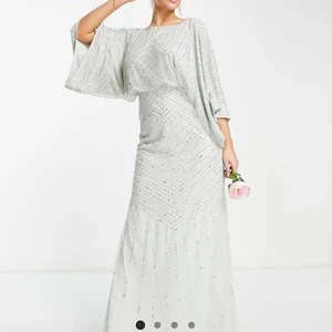 Fest/brud klänning  - Maxiklänning för bröllop/fest använder endast engång och sitter bra runt midjan.