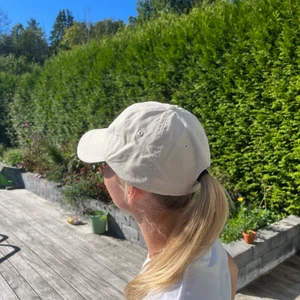 Keps  - Beige keps med justerbart spänne 