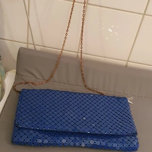 Super fin blå väska  - Säljer min fin blå väska som passar till allt och matcherar med allt. Den är I mycket bra skick 
