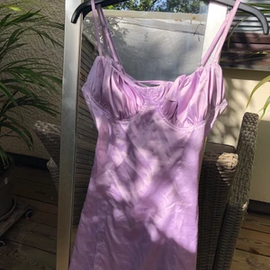 Klänning - Lila silkesklänning från Byanastasia med reglerbara band. Strl XS/S/M💜