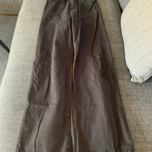 Jeans från Gina tricot  - Högmidjade jeans ifrån Gina tricot, svarta och är jättefina i passform, använda få gånger då jag växt ut dom🤩