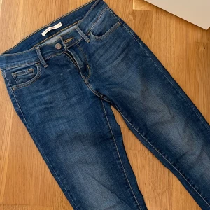 Levis jeans  - Lite slitningar där fram bredvid dragkedjan  se första bilden. Modell 710 storlek 26 vilket motsvarar en 36 ungefär