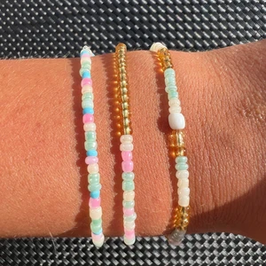 Pärlarmband - Pärlarmband med valfri storlek, färg & mönster 💐 2 armband för 32kr, 3 armband för 42kr, 4 armband för 52kr, 5 armband för 62kr. Blomarmband kostar 40kr Frakten kostar 13kr 🌸