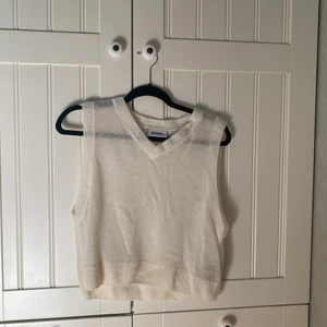 Tunnstickad väsy - Fin tunnstickad väst perfelt nu i höst! Väldigt lite använd så är i fint skick! Är i strl L men skulle säga att den passar en M eller S om man vill ha den OS. Hör av dig vid intresse/mer bilder. Köpare står för frakt.