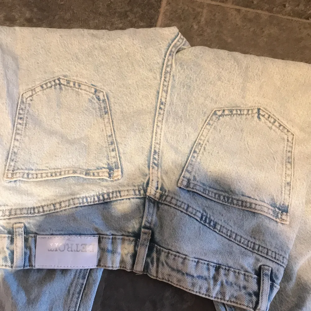 Säljer dessa jeansen från Lindex, använda högst 2 gånger säljer för som är förkorta på mig. Jeans & Byxor.