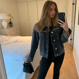 Sandro jeansjacka - Säljer min skitcoola jeansjacka från sandro med bling! Trots att jag använt den mycket är den som i nyskick 😍  pris kan diskuteras