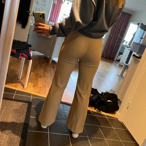 Beiga konstymbyxor (oanvända) - Oanvända beiga kostymbyxor från Shein. Storlek S/ EU 36. Byxorna har glömts bort i garderoben. 