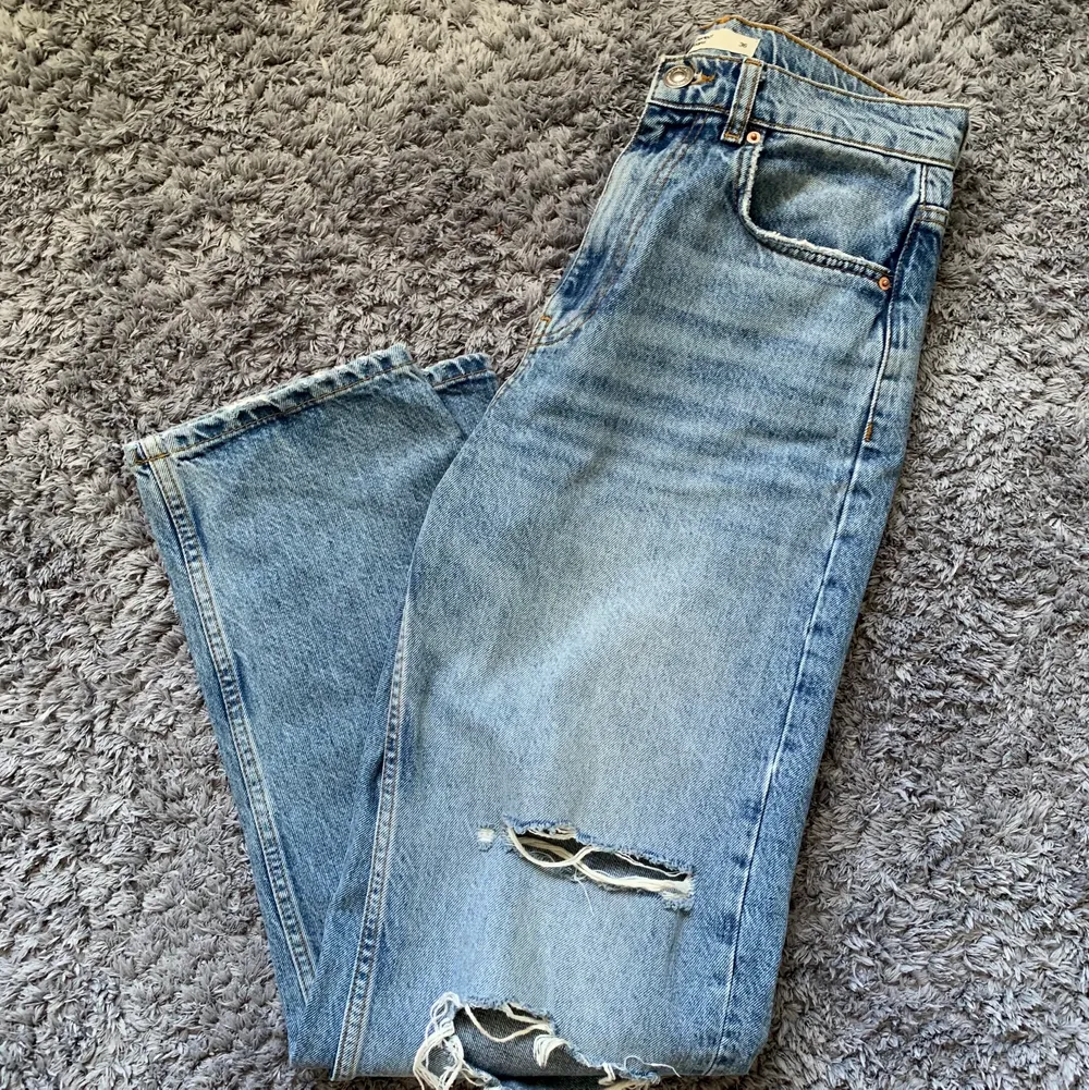 Säljer dessa jeans från Gina Tricot, då dom inte används längre.  Använda fåtal gånger! Vid intresse tveka inte att kontakta!🥰 Nypris 500kr. Jeans & Byxor.
