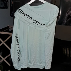 Långärmad santa cruz tröja - En asfet ljusblå longsleeve tröja från santa cruz, bytte stil så därför använder jag den inte men den är riktigt nice nu när det börkar bli lite kyligare ute ❄️🔥 lite mindre i storleken så jag skulle säga att den är mer som en L