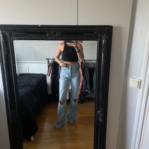 Zara ripped jeans - Sköna & snygga jeans med långa ben och slitningar. Säljer endast pga äger samma jeans i två storlekar. 