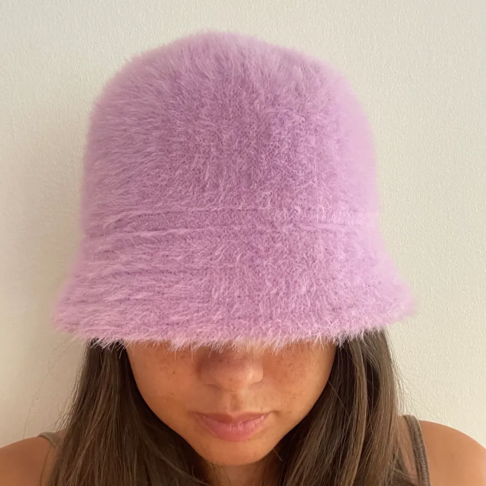 Fluffy light purple bucket hat . Asusteet.