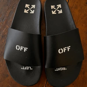 OFF-WHITE sliders i storlek 41 - Säljer nu mina OFF-WHITE sliders i storlek 41 i fint begagnat skick. Nypris 2599kr från Miinto.