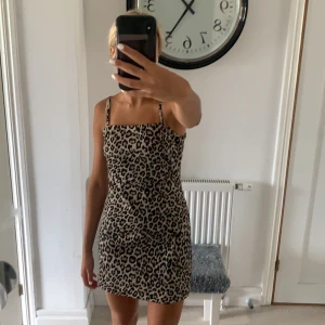 Leopard klänning  - Snygg klänning från Pull&bear. Säljer pga kommer ej till användning. Skriv för fler bilder 💓💓