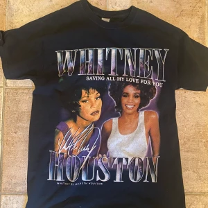 Whitney Houston Tröja - Snygg Whitney tröja! Gillar denna väldigt mycket. Köpte denna på loppis för ett tag sen. Väldigt fint skick