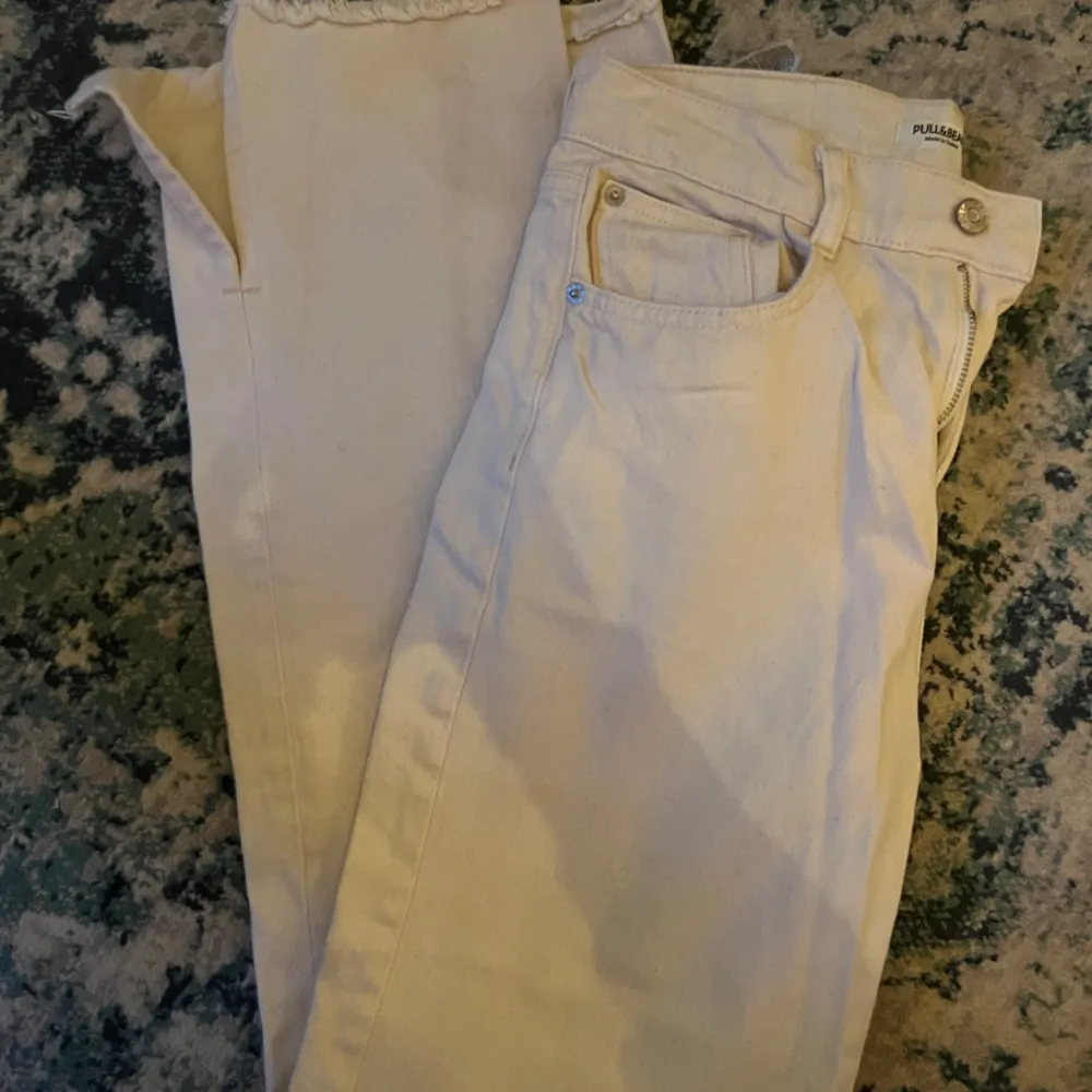 Ett par super snygga bootcut jeans med slit från pull and bear!❣️bilderna är tagna från Gina men byxorna ser exakt ut så jag har bara ingen bild på dem för byxorna inte passar mig längre (små i storleken). Jeans & Byxor.
