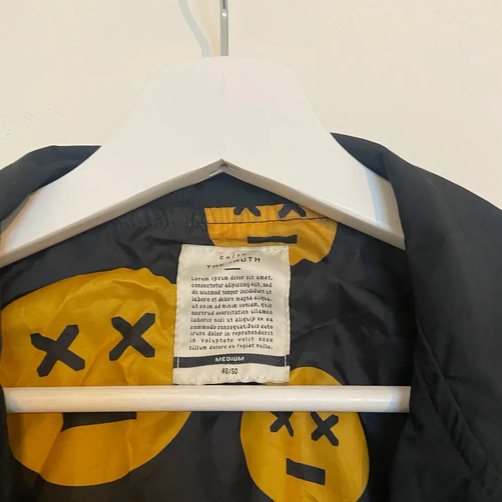 En regnajacka med storlek M, köpt på carlings. Lite oversize, så kan passa M/L/XL. Köptes för några år sen så ser använd ut. . Takit.