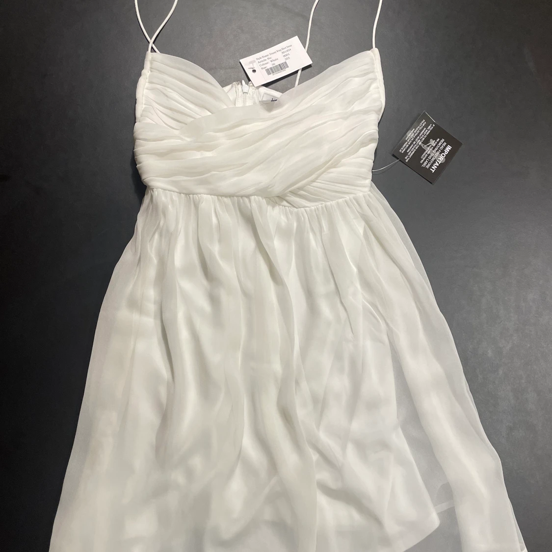 Vit oanvänd klänning 