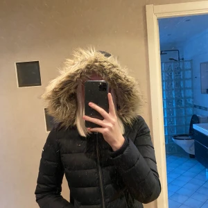 Tommy hilfiger jacka  - Dunjacka från Tommy hilfiger. Pälsen är inte äkta och går att ta av ifall man vill🖤 Nypris 2200, säljer för 700kr, köparen står för frakt🖤