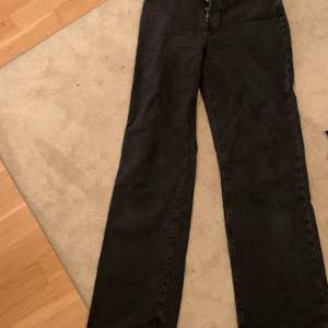 Fina mörkgrå bikbok jeans i storlek 25 32
