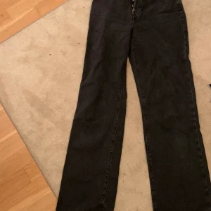 Jeans - Fina mörkgrå bikbok jeans i storlek 25 32