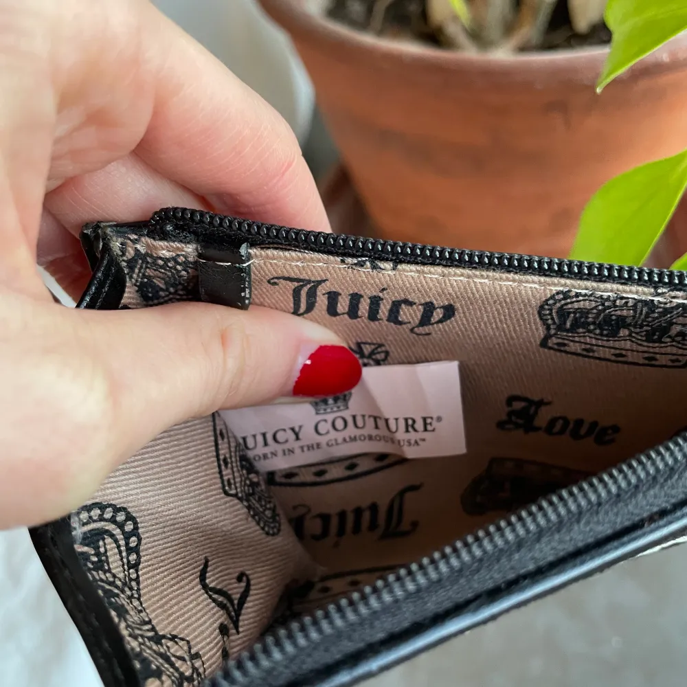 juicy couture plånbok!! får plats med kort. Accessoarer.