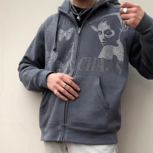 Rhinstone hoodie  - Hoodie med rhinestones, i bra skick, köpte den dyrt så den har bra kvalitet🫶🏼