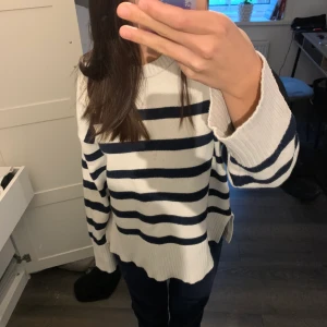 Stickad zara tröja  - Srickad zara tröja, varm och skön. Perfekt för vintern. Den har inga defekter och inte nopprig heller. Säljer för den ej kommer till användning mera. Köparen står gör frakt💞