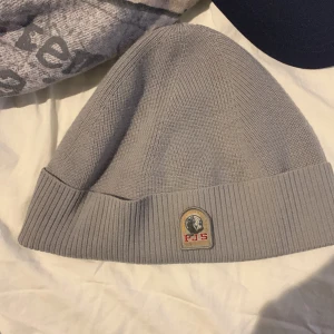 Mössa  - Den är 2 veckor gammal och jag känner inte för att ha den längre 