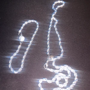 925 Cordell halsband/armband - Cordell halsband och armband gjort utav 925 sterling silver. Halsbandet är 50 cm långt och 4 mm bred medans armbandet är 20 cm långt och 4 mm bred. Båda produkterna är oanvända och kommer i en förseglad förpackning. 