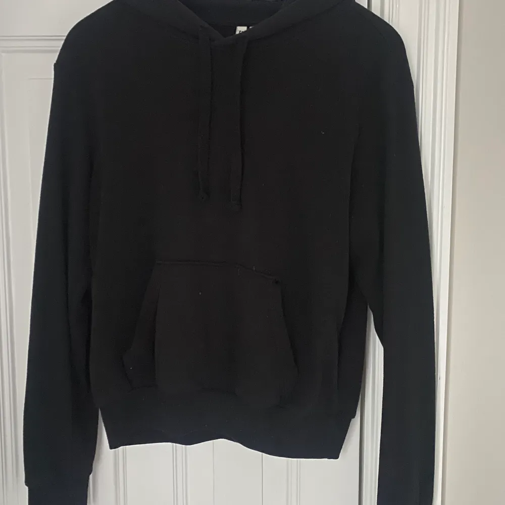 En tunn svart hoddie som är i bra skick. Skön och mysig går att använda till allt. Hoddien är från hm i storlek xs. Köparen står för frakt. Hoodies.