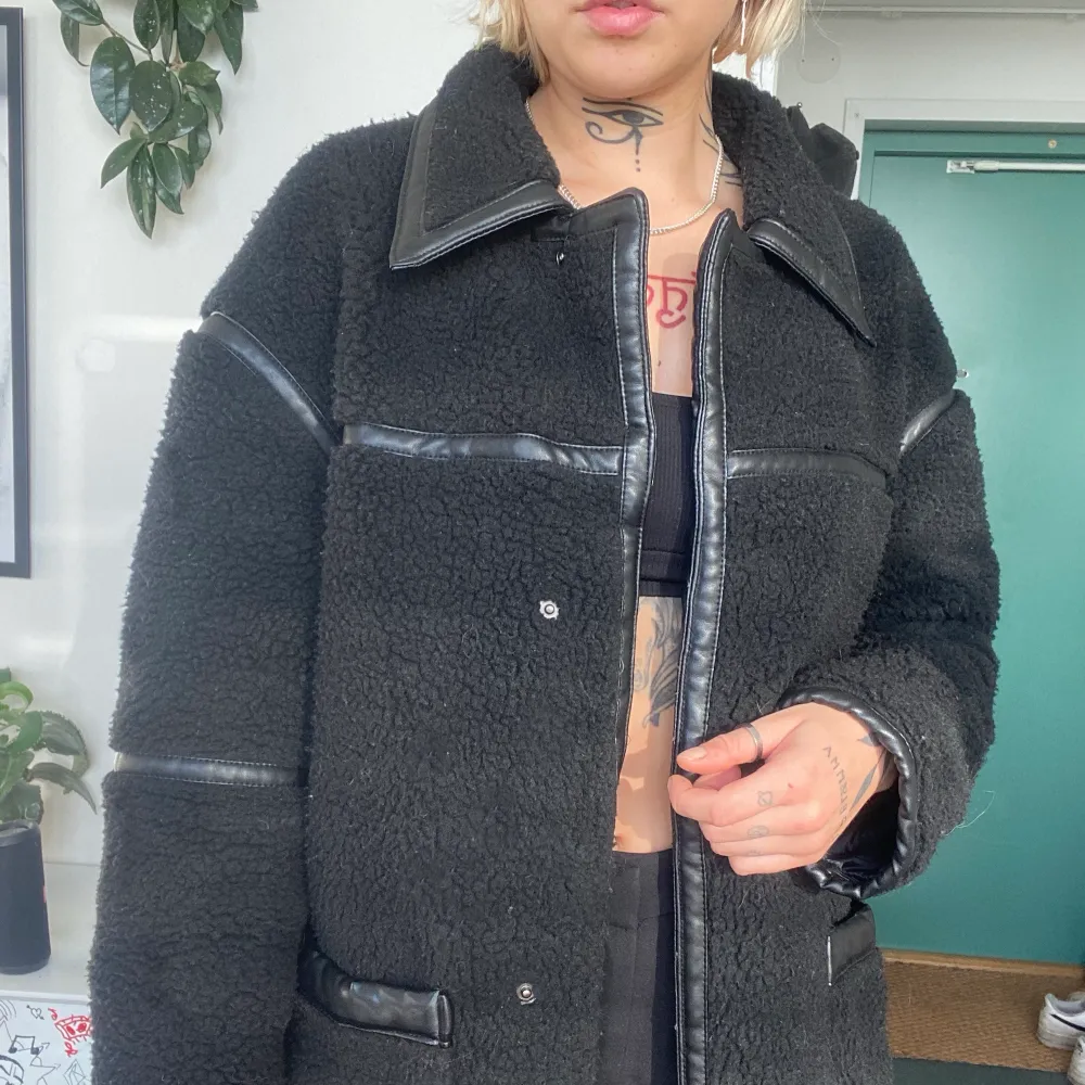 Otroligt snygg och mysig kappa från Asos med fake läderdetaljer. Nypris 899 kr. Knappt använd. Takit.
