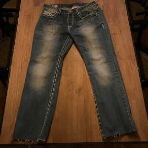 TRUE RELIGION JEANS - Super jettade trueys. Klippt av dem där nere. Jag är 178 lång å de hänger över skorna perfekt ✂️  Swish gäller  (spårbar frakt 66kr) 
