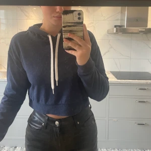 Hoodie - Hoodie från H&M i strl 34. I bra skick. Croppad i modellen med snörning i hoodien. 