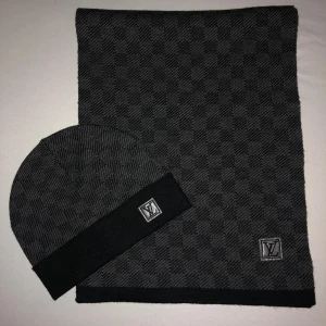Lv set mössa och scarf - Hej säljer min Lv set skriv vid intresse 