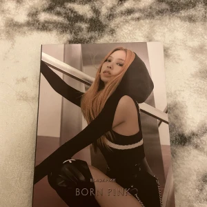 Blackpink Jennie digipack - Köpt nyligen, fick 2 så säljer 1 🤍 200kr inkl frakt. Photocarden är inte den som jag fick i digipacken utan en gift som jag fick.