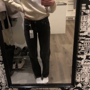 Low straight jeans - Säljer de populära low straight jeans från ginatricot, aldrig används och prislappen kvar. Är därför i nyskick. Jeansen är svartgråa💞