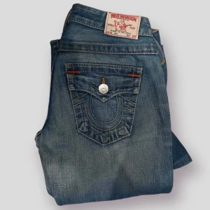 jeans - skitsnygga lågmidjade flare jeans i modellen joey, kom dm för fler frågor🖤💜 #BenimDenim  Innerben, 75 ytterben, 95 midja, 25 