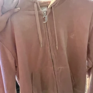 Juicy couture set!  - Säljer ett juicy couture set, byxorna är helt nya (med prislapp på) koftan är använd endast 1 gång! Storlek L men passar även M. Jag kan stå för frakten (spårbar). Hela settet för 1000kr