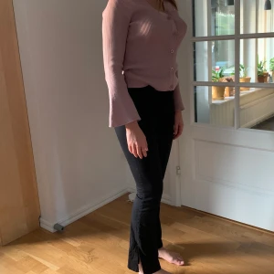 Svarta jeans med split - Från Gina Tricot. Oanvända.