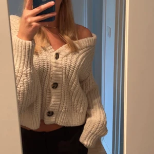 Hm stickad tröja  - Säljer min stickade tröja i storlek M från Hm. Köpt för 300kr men säljer för 150kr