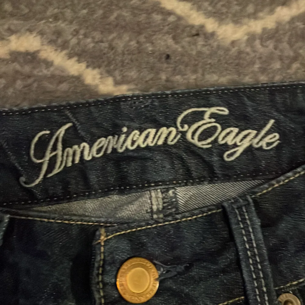 Säljer ett par American Eagle bootcut jeans då dom tyvärr är för små för mig. Dem är exklusivt köpta på en second hand affär i England. Jag vet inte riktigt vad det är för storlek men skulle nog säga att midjemåttet är ca 76/78.  . Jeans & Byxor.
