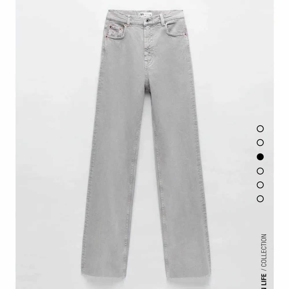 Ljusgrå jeans från zara i storlek 36, passar även strl 38. Passar bäst till någon runt 165 eller kortare. Säljer pga för stora för mig. Hög midja. . Jeans & Byxor.