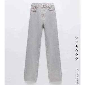 Ljusgrå jeans från zara i storlek 36, passar även strl 38. Passar bäst till någon runt 165 eller kortare. Säljer pga för stora för mig. Hög midja. 