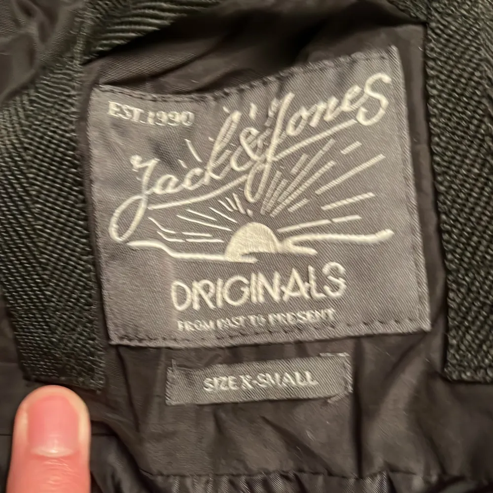 Säljer min Jack & Jones jacka då den inte kommer till användning och är för bra för att bara ligga o samla damm den är i bra skick . Jackor.