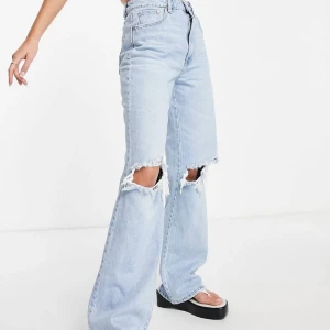 Stradivarius jeans  - Stradivarius dad jeans med slitningar. Hög midja med overzised passform. Använd fåtal gånger men är lite slitna längst ned (kan skicka bild). Storlek 40 men passar mig som vanligtvis har 38. Nypris ca 300kr Mitt pris 150kr + frakt!
