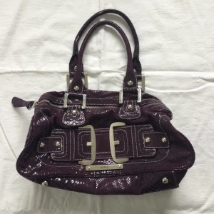 Guess  - Lila vintage äkta Guess väska, har fläckar inuti enligt sista bild, begagnat skick, se gärna även andra annonser