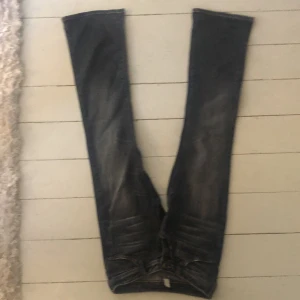 Snygga jeans - Jätte snygga gråa jeans från vero Moda. Säljer då de tyvärr är för små. Låg midjade med snygga fickor bak. Inte mycket använda. Strl 32. Hade tänkt 200kr+frakt, men bud mottages.