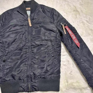 Dam jacka - Säljer en bomberjacka från Alpha Industries jacket i stl M  